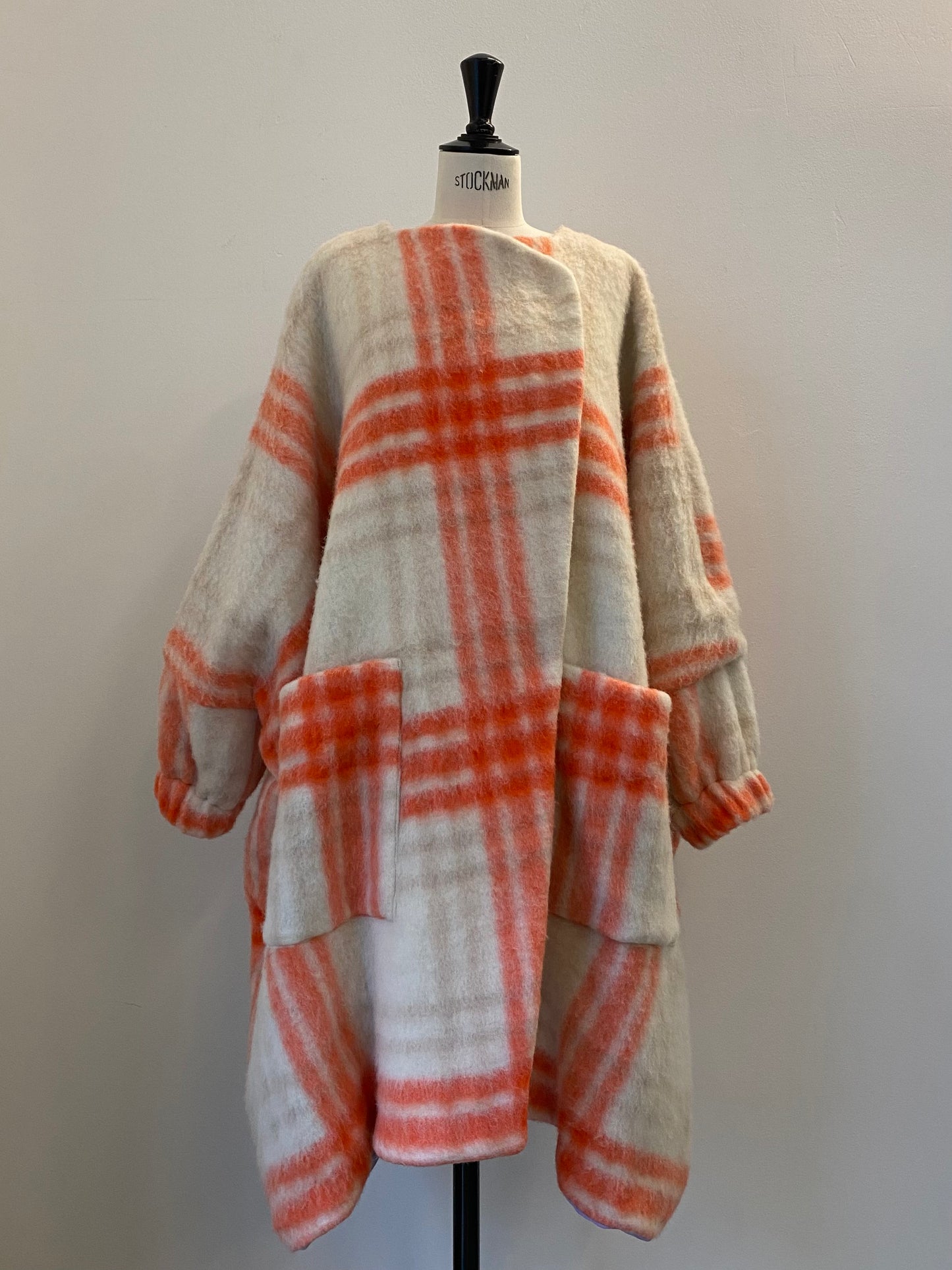 SQUARE CAPE Neon square