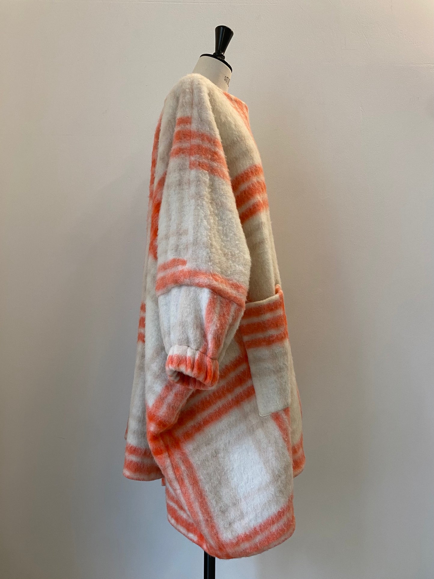 SQUARE CAPE Neon square