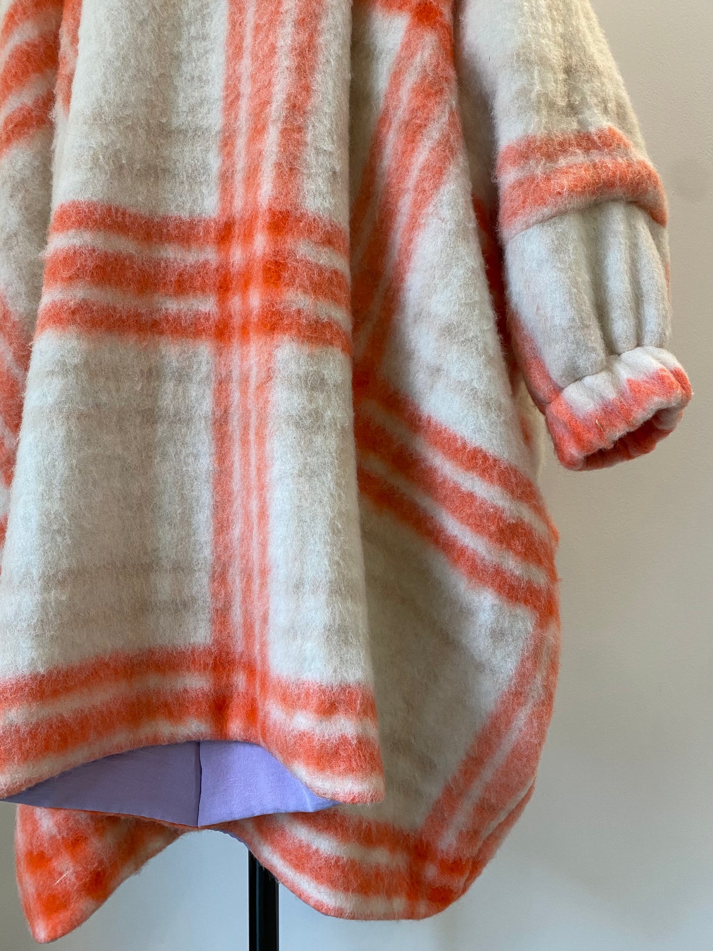 SQUARE CAPE Neon square