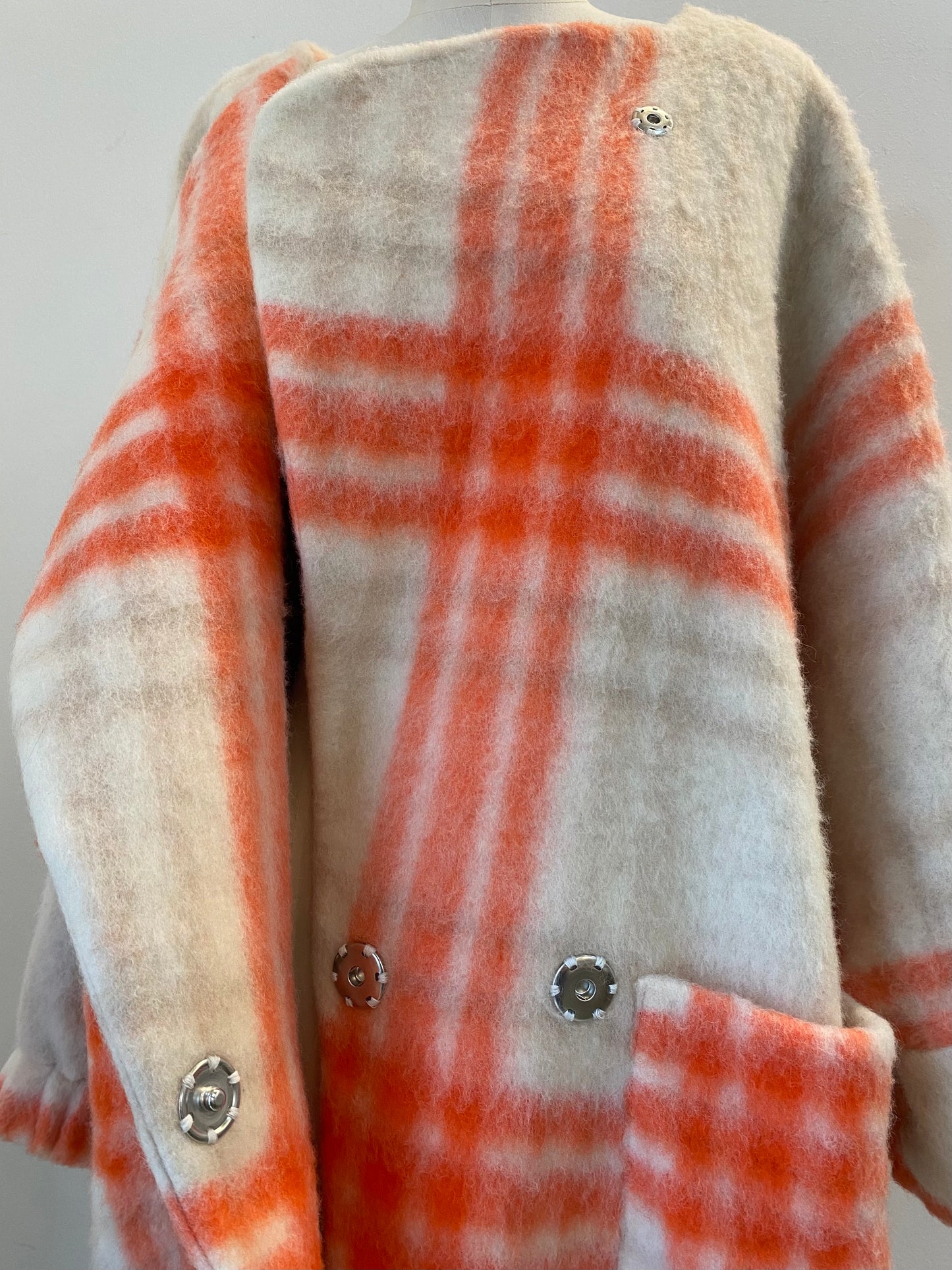 SQUARE CAPE Neon square